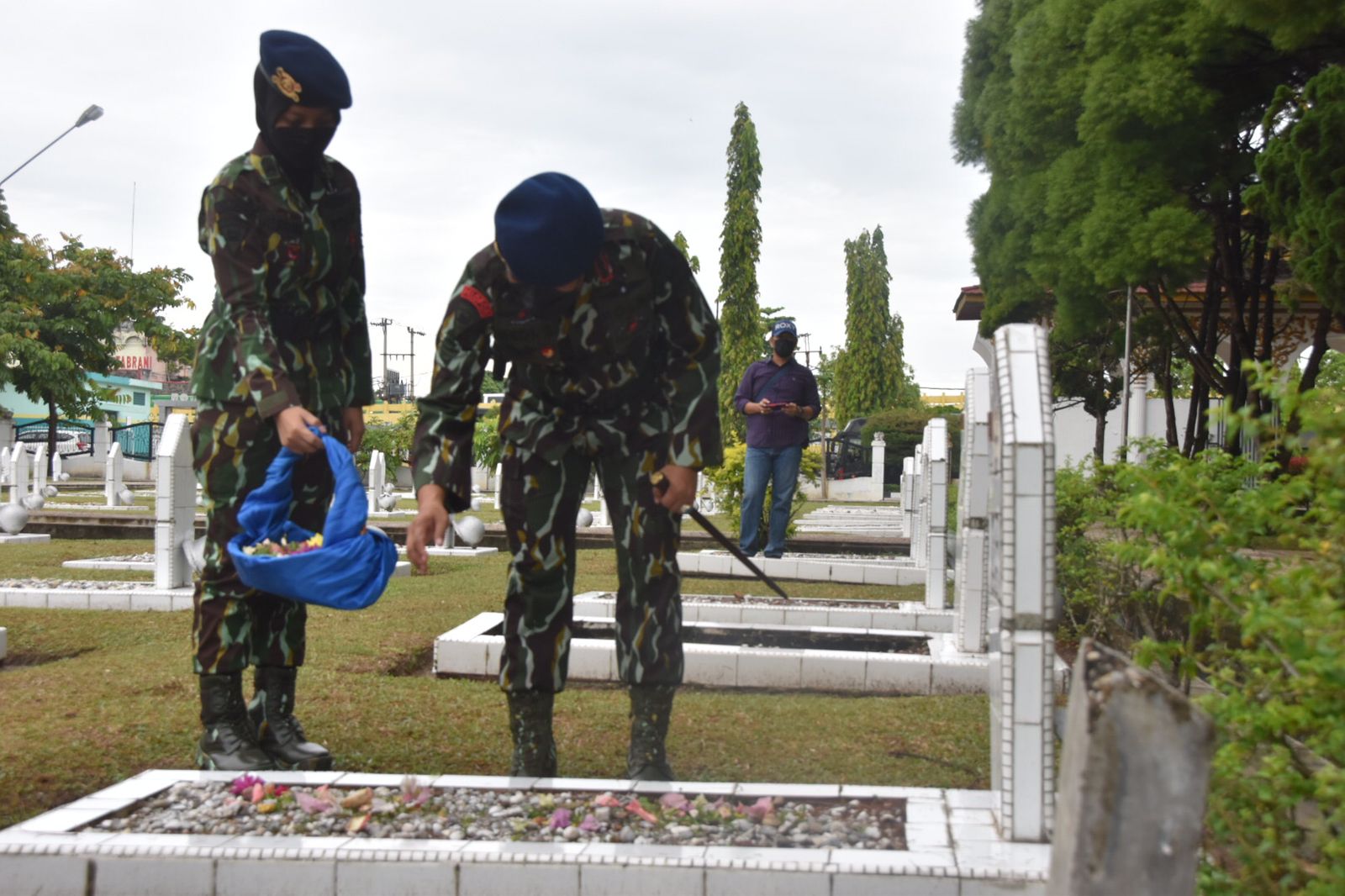 Dalam Rangka HUT ke-76 Korps Brimob Polri, Satuan Brimob Polda Riau Laksanakan Ziarah dan tabur bunga di taman makam pahlawan 